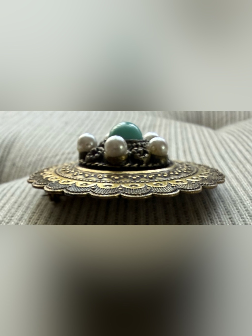 Brass-Tone w/Turquoise Color Cabochon & faux Pearl accents vintage ornate Brooch - Picture 4 of 8